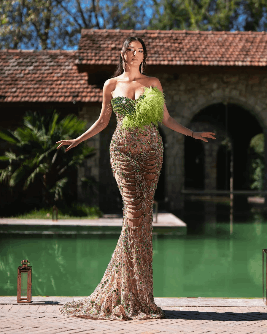 Robe verte Ayana avec cristaux et plumes