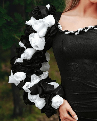 Robe noire à une épaule avec des fleurs