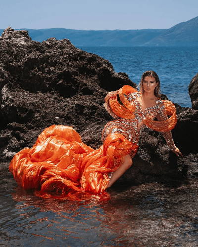 Robe Coralína orange avec détails d'épaule et jupe en organdi