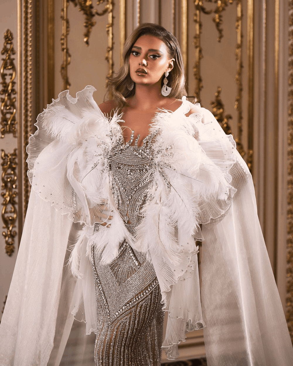 Robe blanche Evelina avec cristaux et plumes