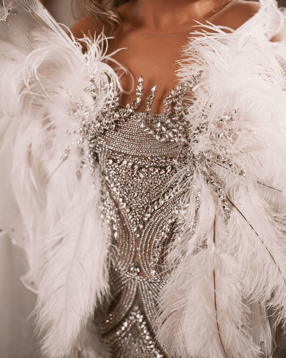 Robe blanche Evelina avec cristaux et plumes