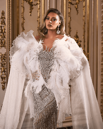 Robe blanche Evelina avec cristaux et plumes