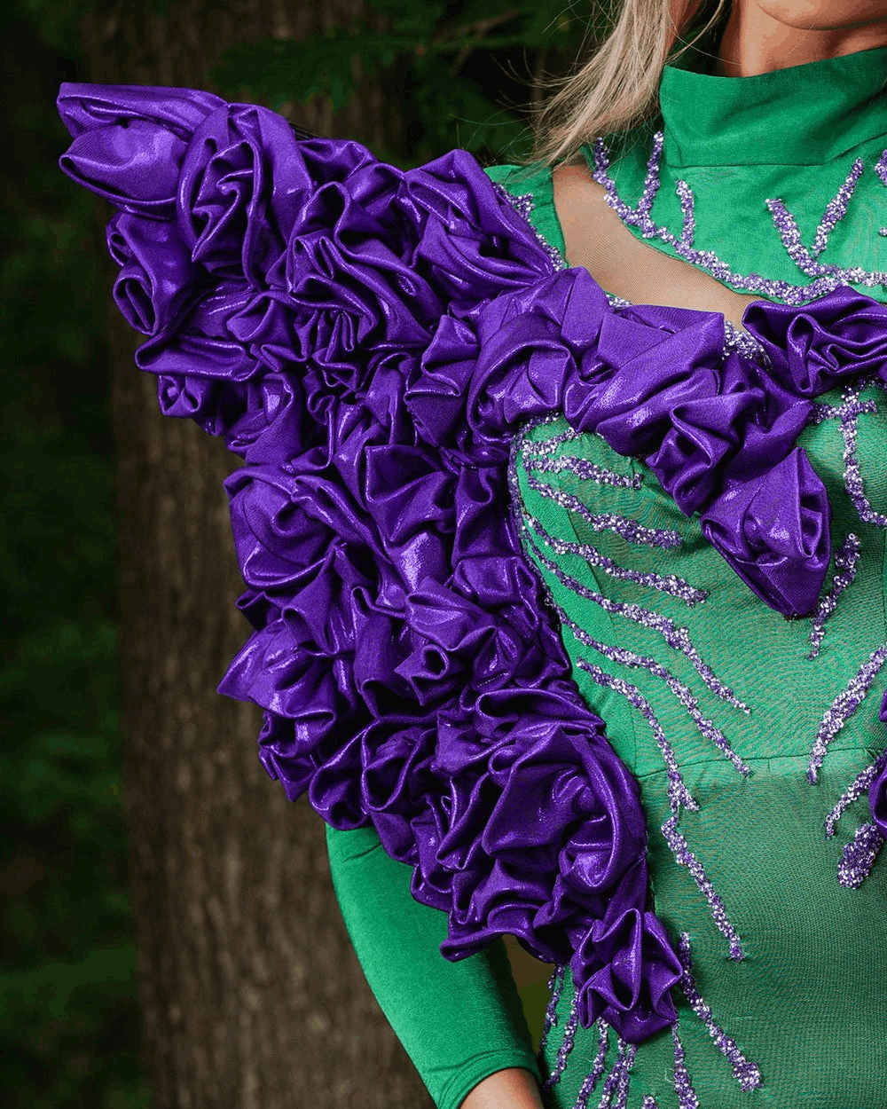 Robe verte scintillante à fleurs violettes