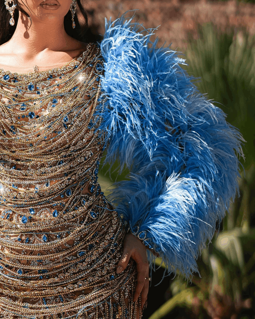 Robe bleu foncé Lefevre avec ornements en cristal et plumes