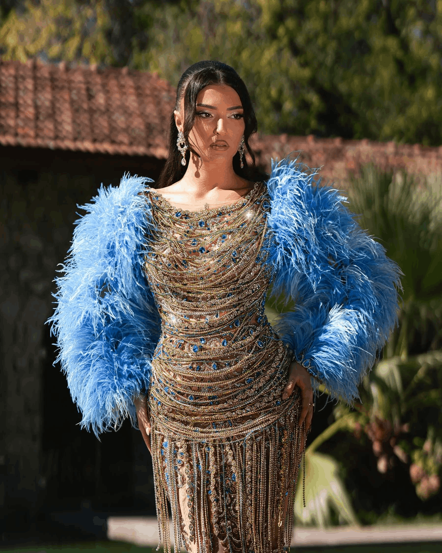 Robe bleu foncé Lefevre avec ornements en cristal et plumes